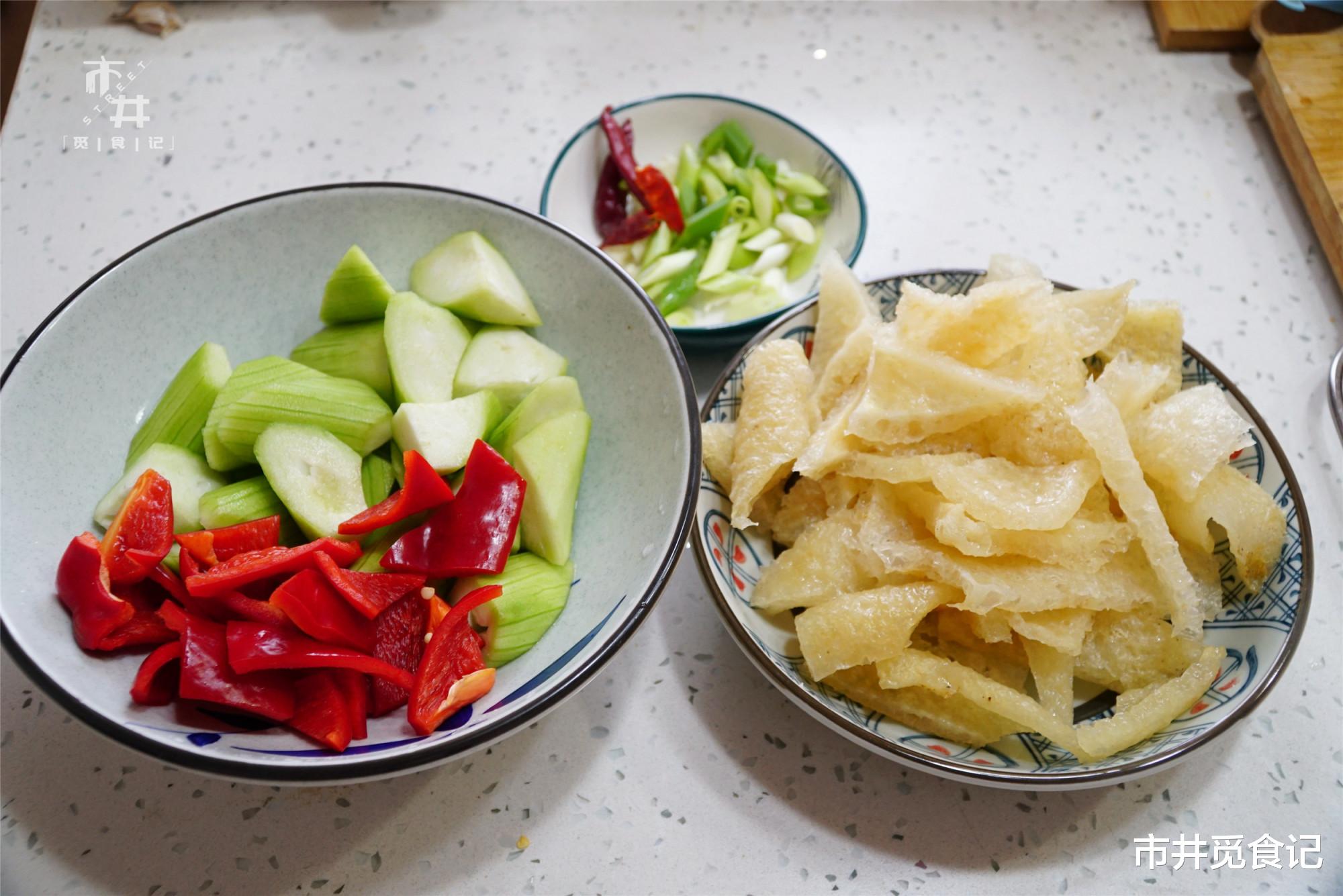 「食材」它和丝瓜一起炒是绝配，几块钱1斤，爽口解馋，天热宁可不吃肉了