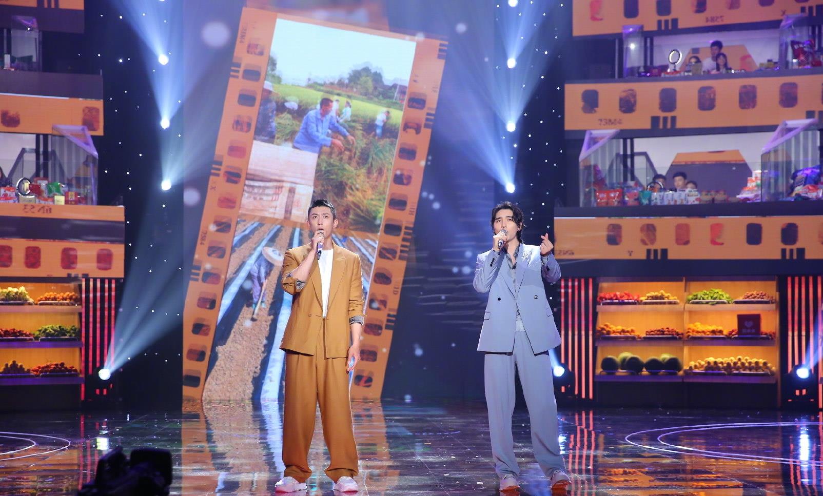 阿云嘎■阿云嘎和黄景瑜同台献唱，《第一时间》要单曲循环啦