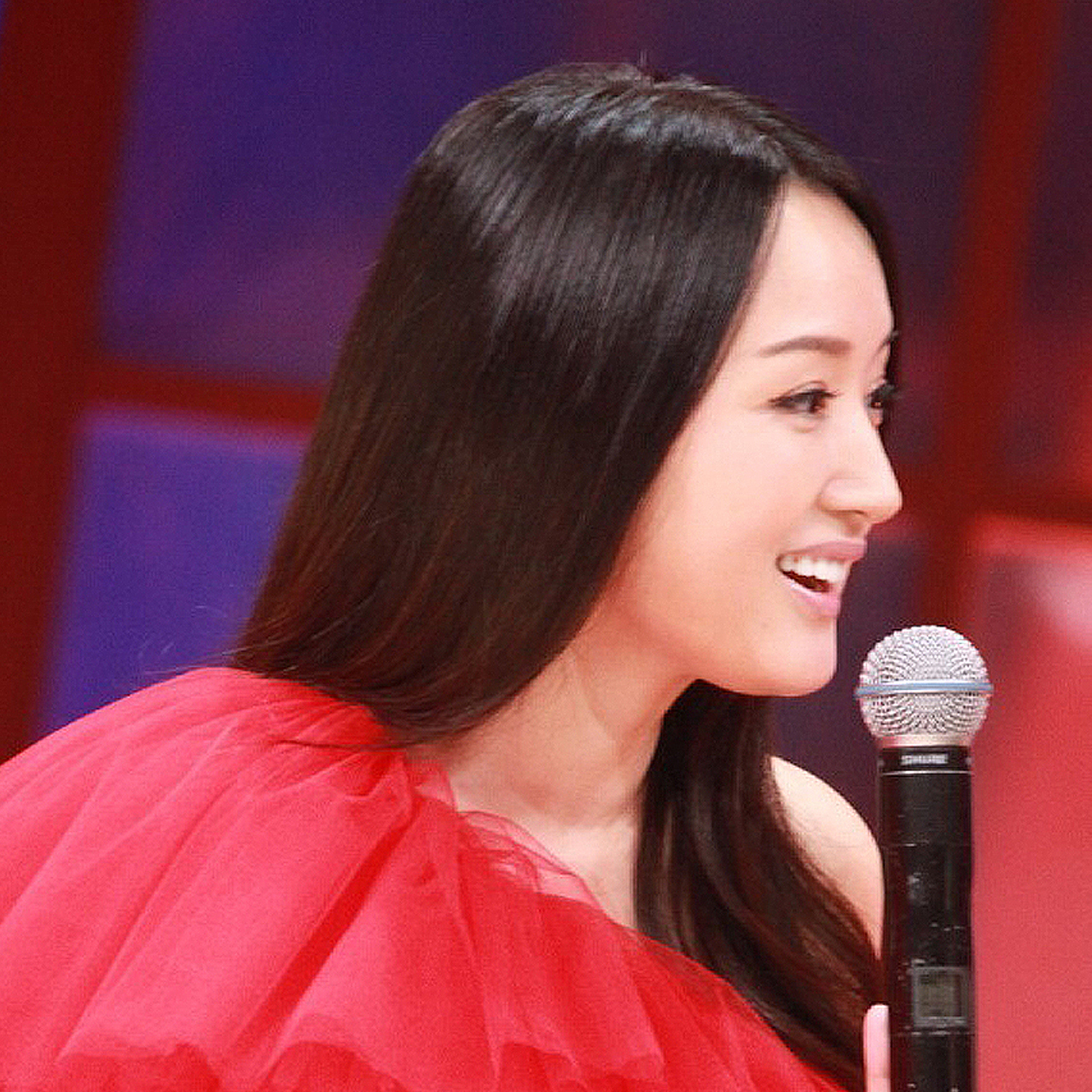 杨钰莹|47岁杨钰莹为何嫁不出去？网友：看了这些照片，这谁敢娶回家啊？