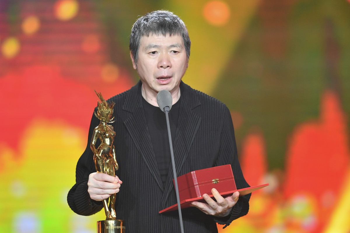冯小刚|冯小刚母亲：儿子身家过亿宁住小破屋，瘫痪16年拖垮女儿一生