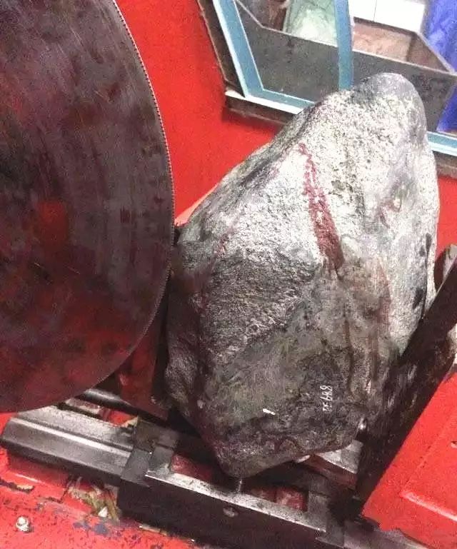 小叶紫檀：几百万买的一块13公斤的原石，一刀切开整个个人都心灰意冷了！
