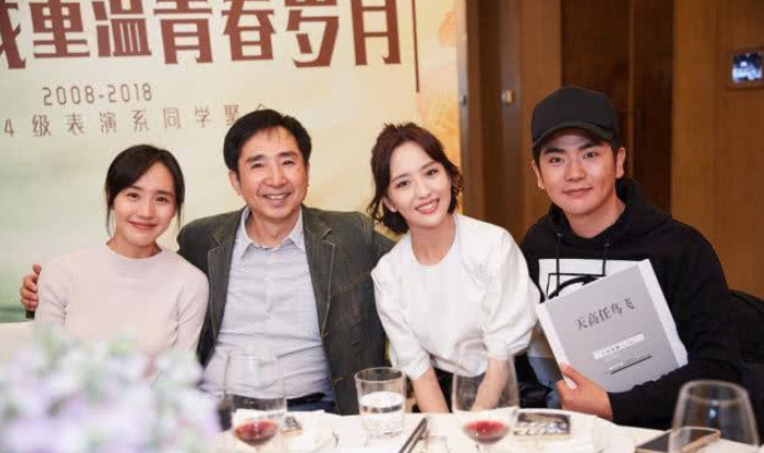 佟丽娅|佟丽娅称“全班最丑”，本以为是自谦，看到合照：这什么神仙班级