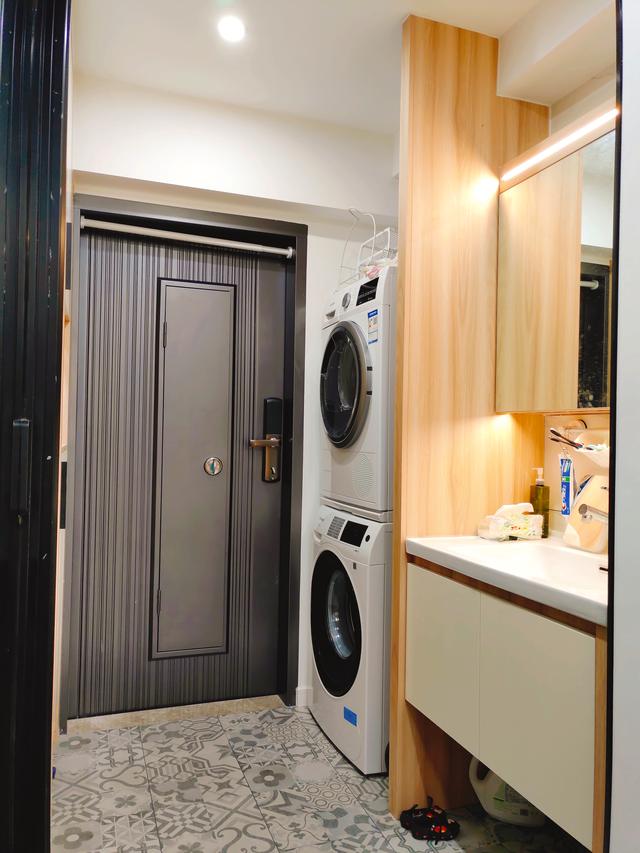 |她买下42㎡单身公寓，一家三口住，客厅不放沙发，阳台当榻榻米