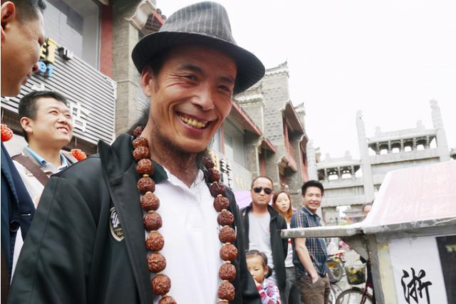 旅行|“天下第一疯”谢建光，手握150元走遍中国，流浪36年后客死他乡