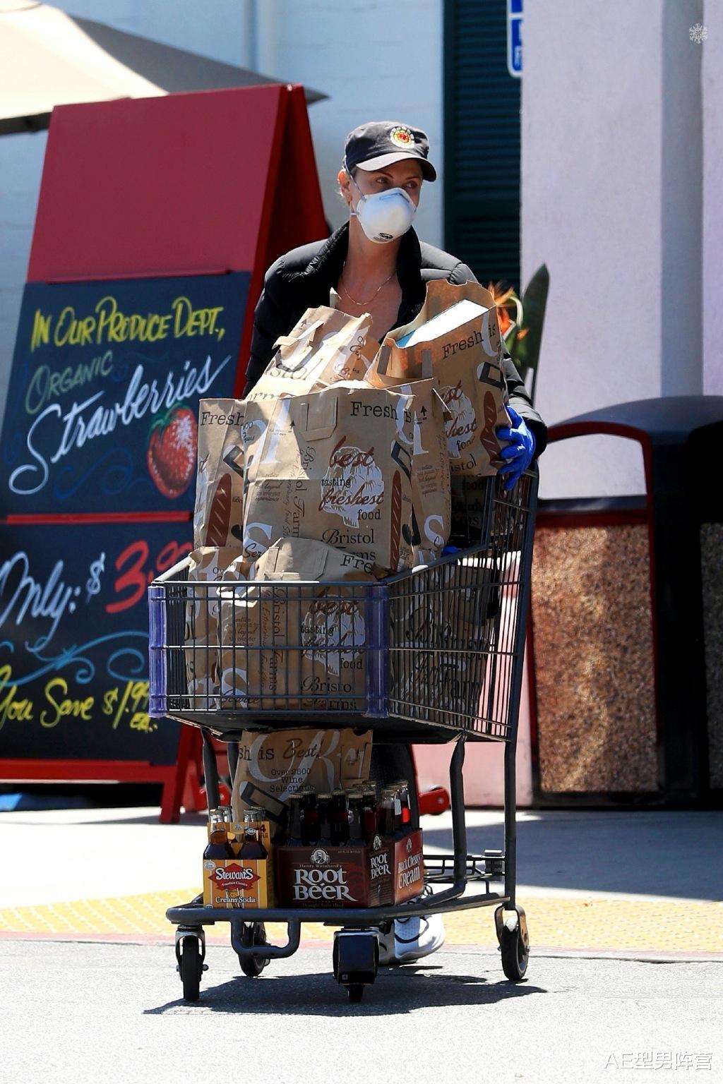 查理兹·塞隆▲45岁“塞皇”查理兹·塞隆出街照！S形曲线抢眼，身材比20岁还要好