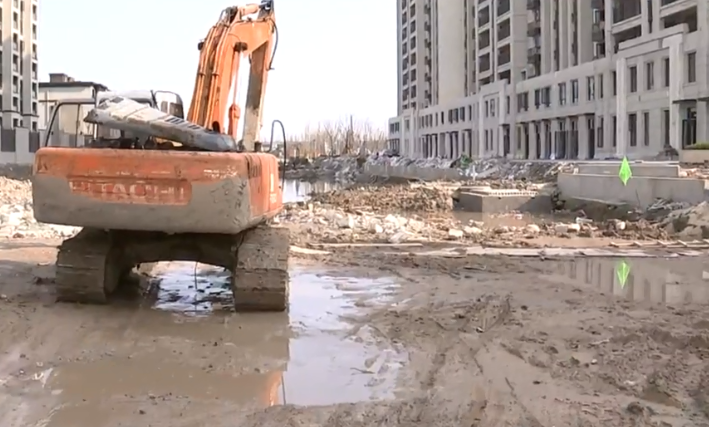 辛苦烤鱼近10年，凑齐100多万首付买房，结果到工地一看傻眼了！