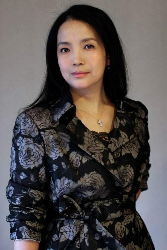 发型|吕丽萍为扮嫩真拼，扎高马尾齐刘海强凹少女感，看脸却还是60岁