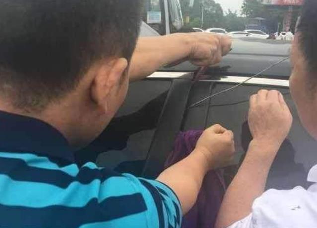 老司机@车钥匙掉在车里,除了砸窗还能咋办?老司机:这个“机关”很好用