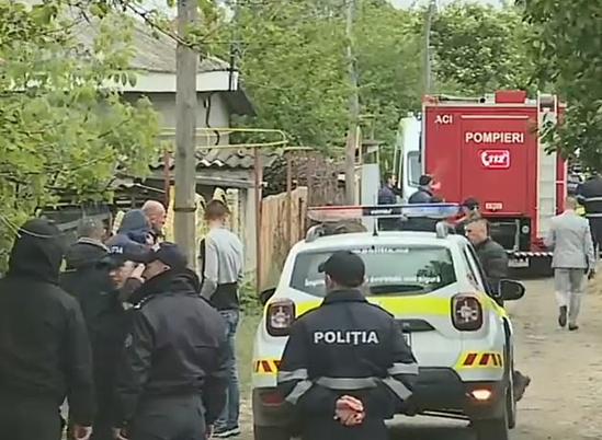 『姐姐』6岁男孩失踪500人两天没找到，结果在自家的厕坑里发现其尸体