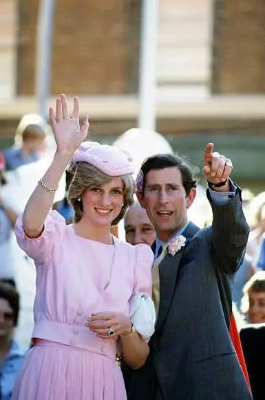 ：戴安娜王妃生下威廉首次出访惊艳众人，查尔斯王子眼中满是得意