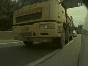 于正▲特斯拉自动驾驶遇上渣土车，车主：还没反应过来就撞了