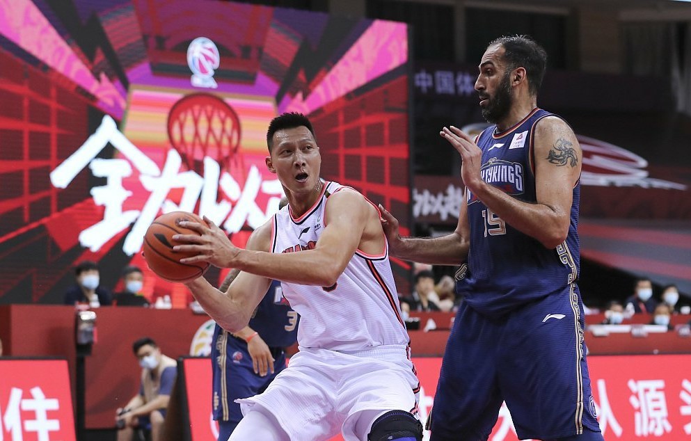 易建联|人物｜十年死敌成老友，恩怨已付笑谈中，阿联哈达迪场上笑谈成永恒瞬间