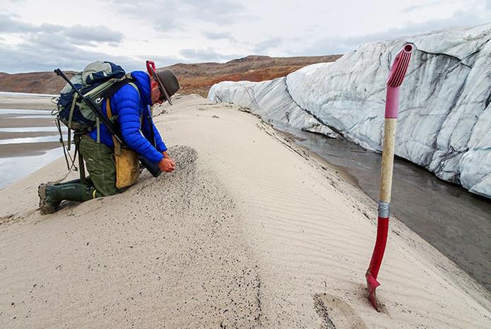 『陨石坑』格陵兰岛巨大陨石坑发现后，科学家们迷惑了，他们想知道什么？