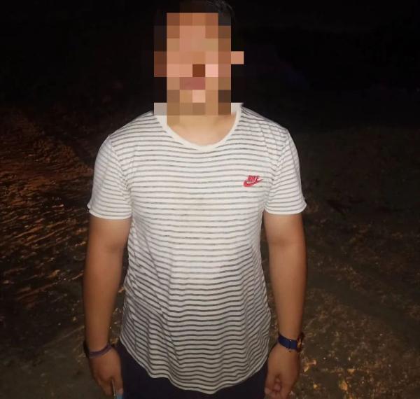 冰视频|珠海男子借80万途锐，开去看海竟冲进水里被淹没！拼命往岸边游……