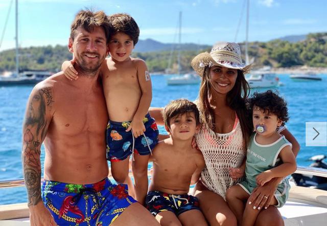 『梅西』疫情导致集体降薪，并没影响梅西在家享受天伦之乐