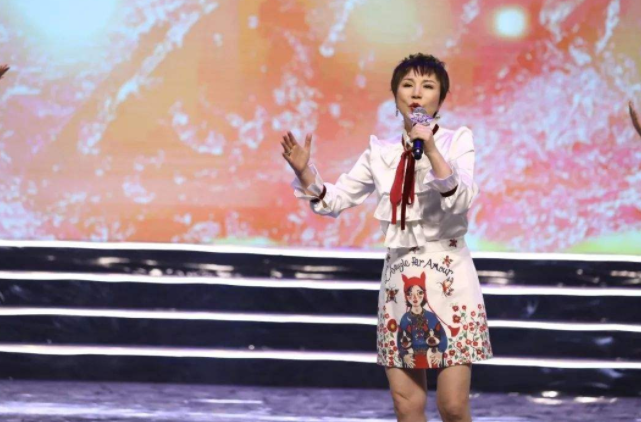 春晚|一红就飘自认大牌，上过7次春晚放央视鸽子，街头卖艺没人买账