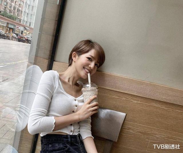 [林文龙]香港女演员现身否认新恋情绯闻，曾因拍摄广告，被封为翻版周慧敏