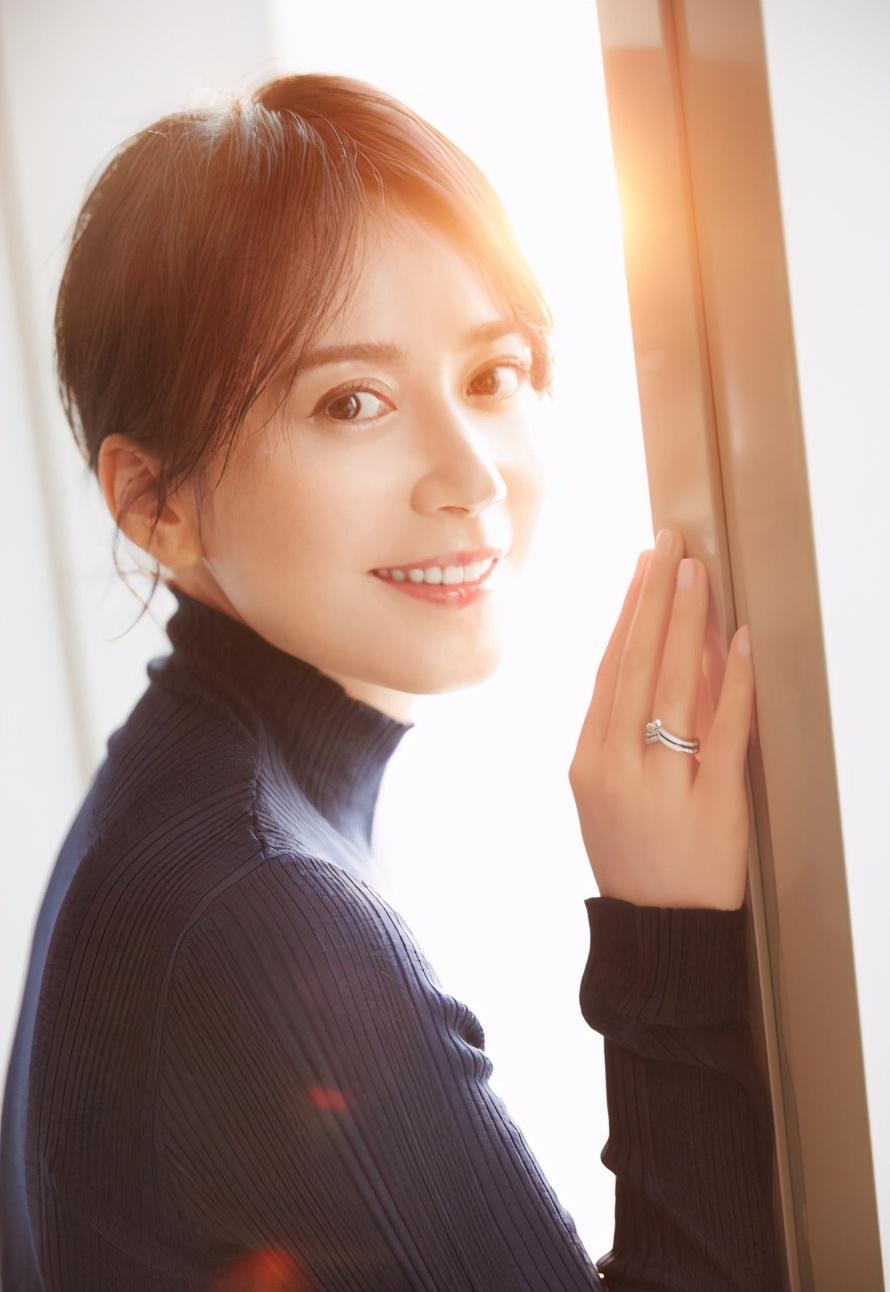 俞飞鸿|王菲梁咏琪韩雪综合体现薇娅直播间，失去十级美颜特效，是49岁？