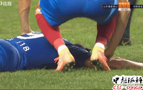 中超|中超现惊魂1幕：外援被凶狠撞击后脑勺倒地，多名队友吓坏！