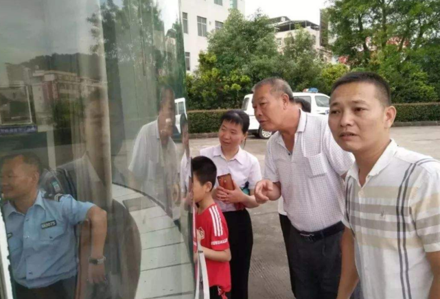 「」高考前夕，女儿一句“妈妈求求你不要再来学校了”，引家长深思