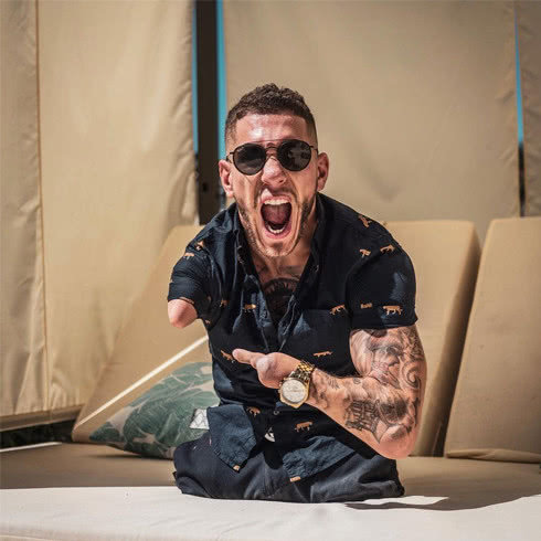 【】23岁的特殊健美爱好者，仅凭一根手指，打造了一副强大的身躯