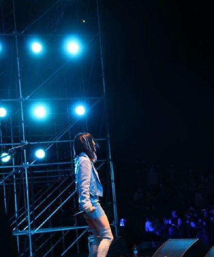 黄龄|突发！黄龄在音乐节中因舞台设置不慎踩空，人直接掉下舞台