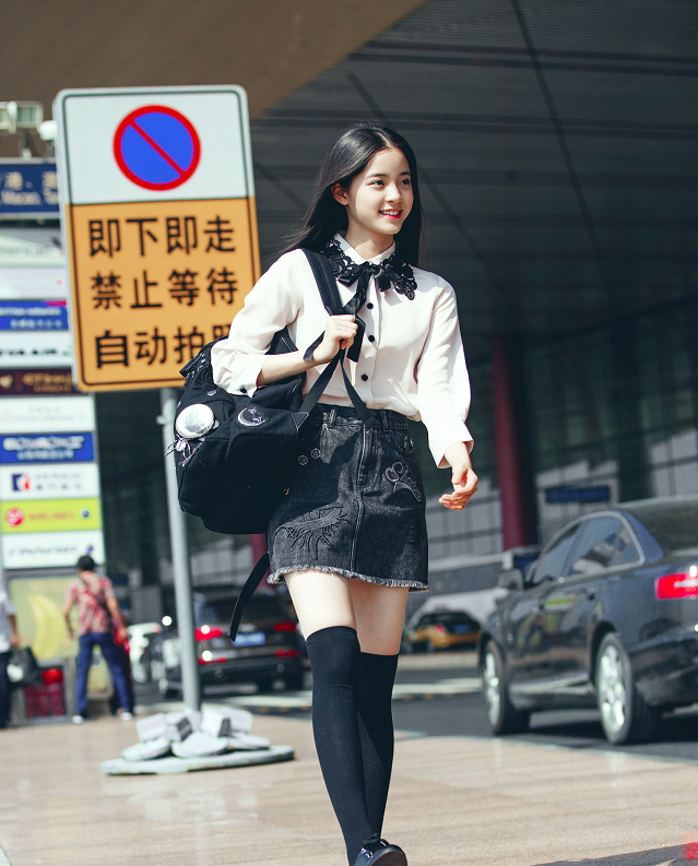 欧阳娜娜|欧阳娜娜穿半腿“毒汁袜”，镜头放大10倍，看清腿型：这谁顶得住？