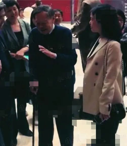 杨振宁|98岁杨振宁携妻子亮相,结婚16年甜蜜如初,44岁翁帆略显发福