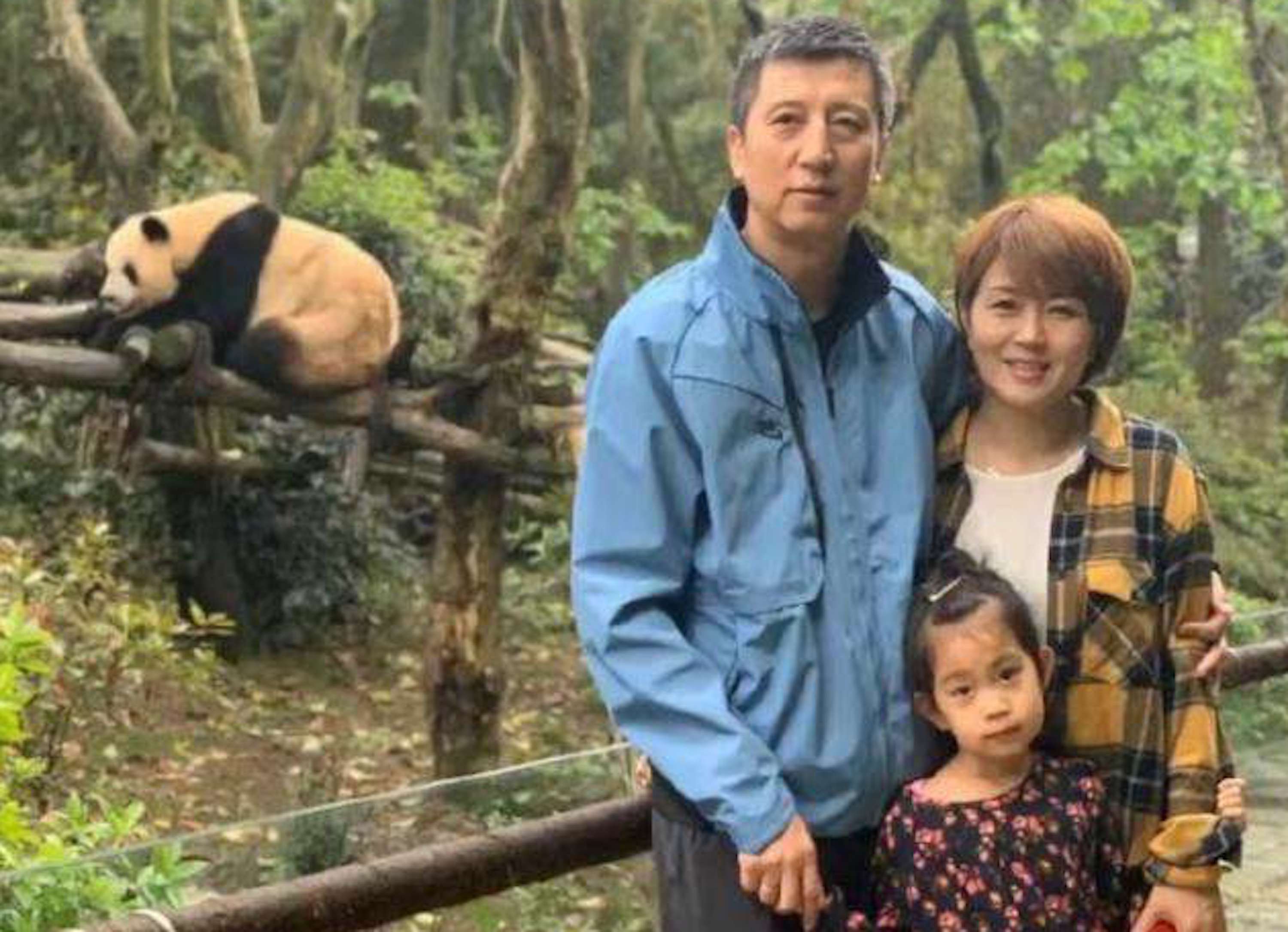 [郭士强]45岁郭士强年薪被公开，妻儿背景很神秘，多张照片成焦点！