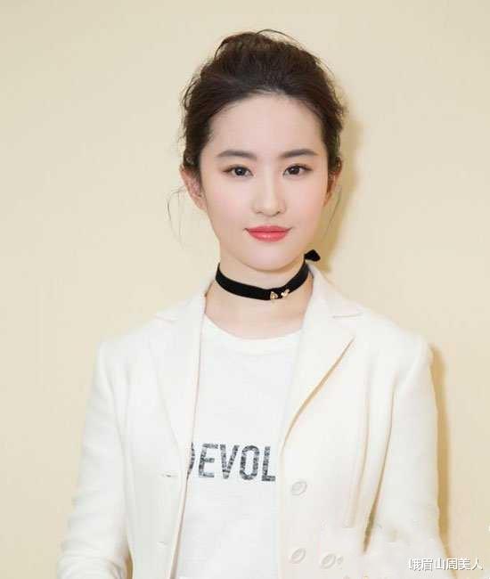 发型|脸上有这4个特征的女生,请大胆扎发,露出你的五官更漂亮!