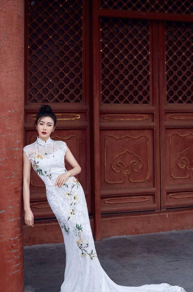 「秦岚」41岁秦岚新剧秒变民国名媛，旗袍造型惊艳众人，美艳又端庄
