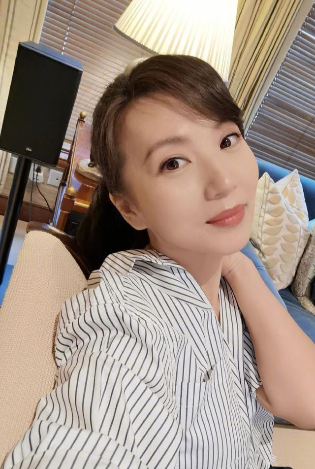 衬衫|41岁陈好“罕见”晒照！条纹衬衫配马尾辫显优雅，不像是三孩妈
