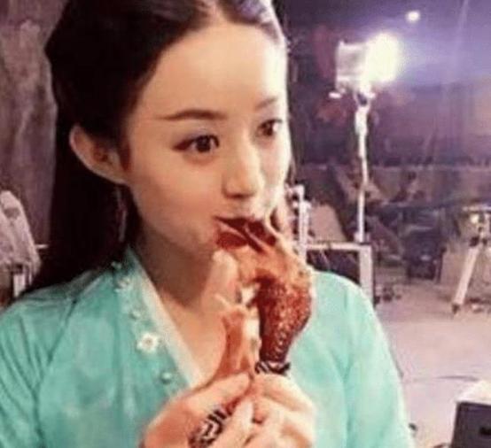 片场|女明星片场休息在干啥？吴谨言接吻，杨颖在抽烟，看到赵丽颖：输了