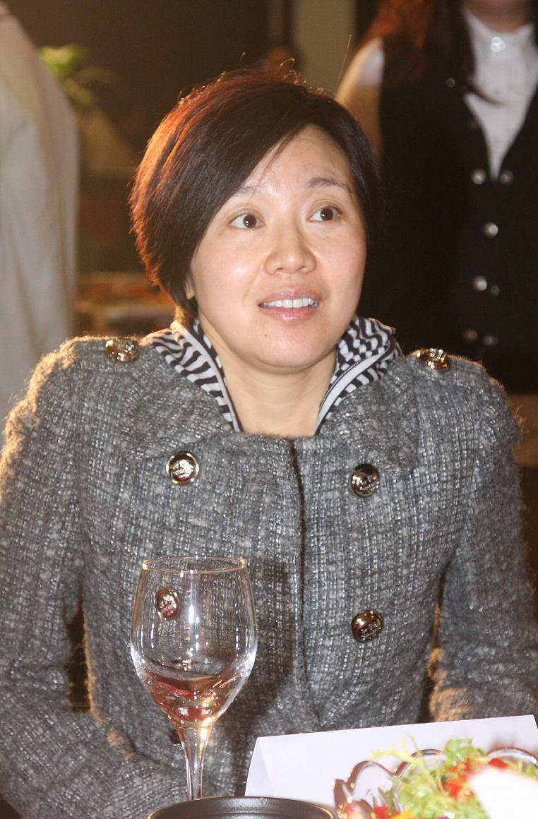 闫妮|49岁闫妮狂减30斤，直言“so easy”，女儿效仿，双双瘦身成功