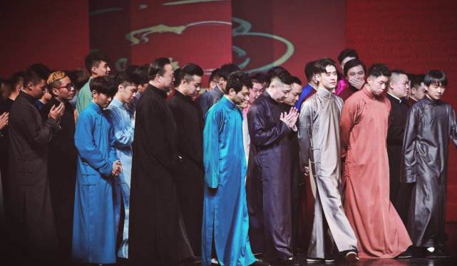 『德云社』德云社停车场都有啥?郭德纲的劳斯莱斯,秦霄贤的玛莎拉蒂,岳云鹏的最低调