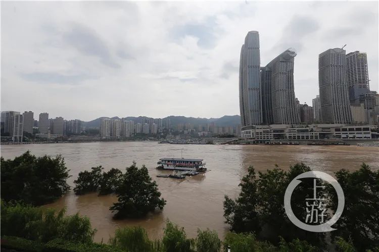 重庆晚报|直击两江洪水:朝天门门洞、渝尔代夫、洪崖洞车库被淹...