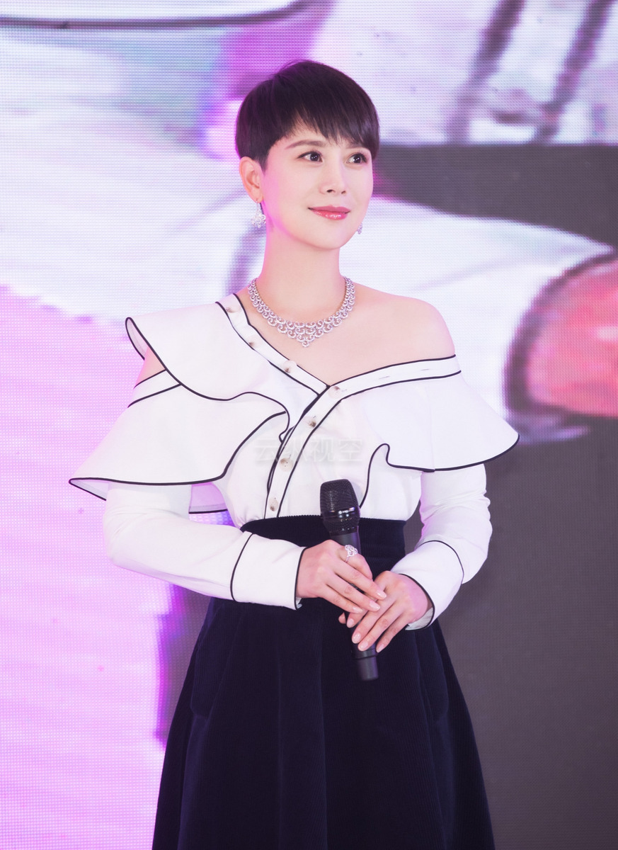 高马尾|有种“变脸”叫海清留长发，摆脱大妈短发后，气质猛涨百倍