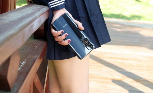 #华为手机#不知道买哪款华为手机好？可以看看这三款，低配高价的代表！