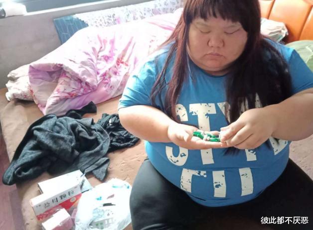 校花|“宠妻狂魔”火了,将妻子养到300斤,曾经是校花如今睡塌3张床