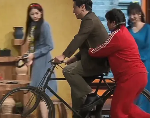 『贾玲』贾玲因“太胖”把轮胎压扁，谁注意一旁关晓彤小动作？女明星教养一目了然