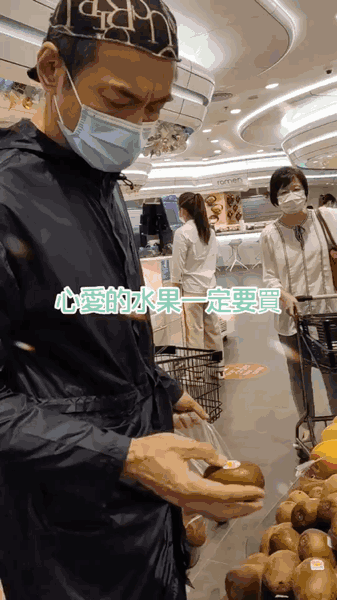 58歲江華近況曝光，“人戲不分”超市選購水果自帶九五至尊霸氣-圖9