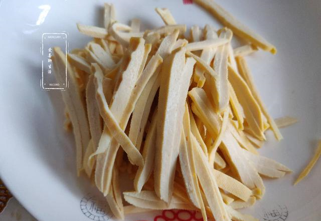 韭菜|它是更年期的保护神，女人上了年纪后要常吃，美容养颜，减少皱纹