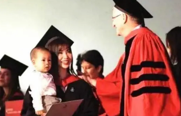 哈佛大学|拒绝清华录取,22岁抱着儿子在哈佛毕业,她的人生比电视剧更精彩