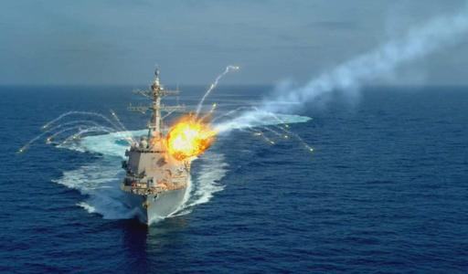 伊朗|闯祸了？“美国航母”被伊朗击沉后堵住航道，成一大安全隐患