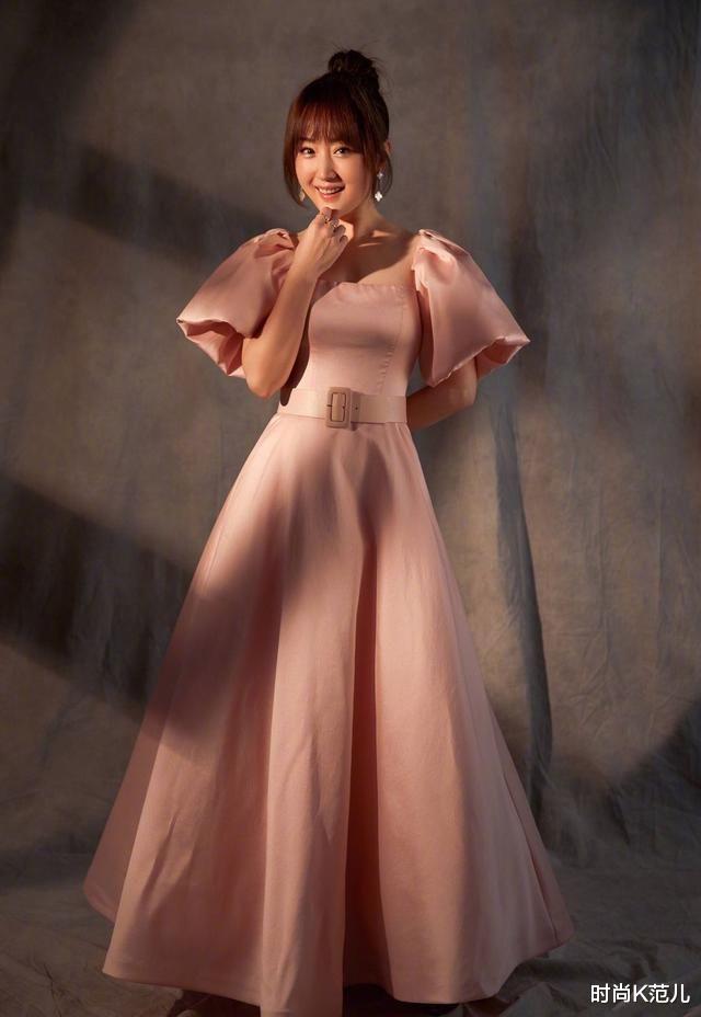 『杨钰莹』48岁杨钰莹真年轻，穿中国风白裙优雅减龄，剪齐刘海美得像28岁！