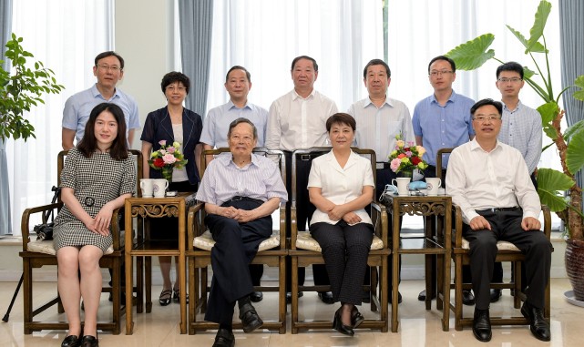 翁帆|杨振宁精神矍铄与妻子合体亮相，44岁翁帆发福水肿，憔悴了不少