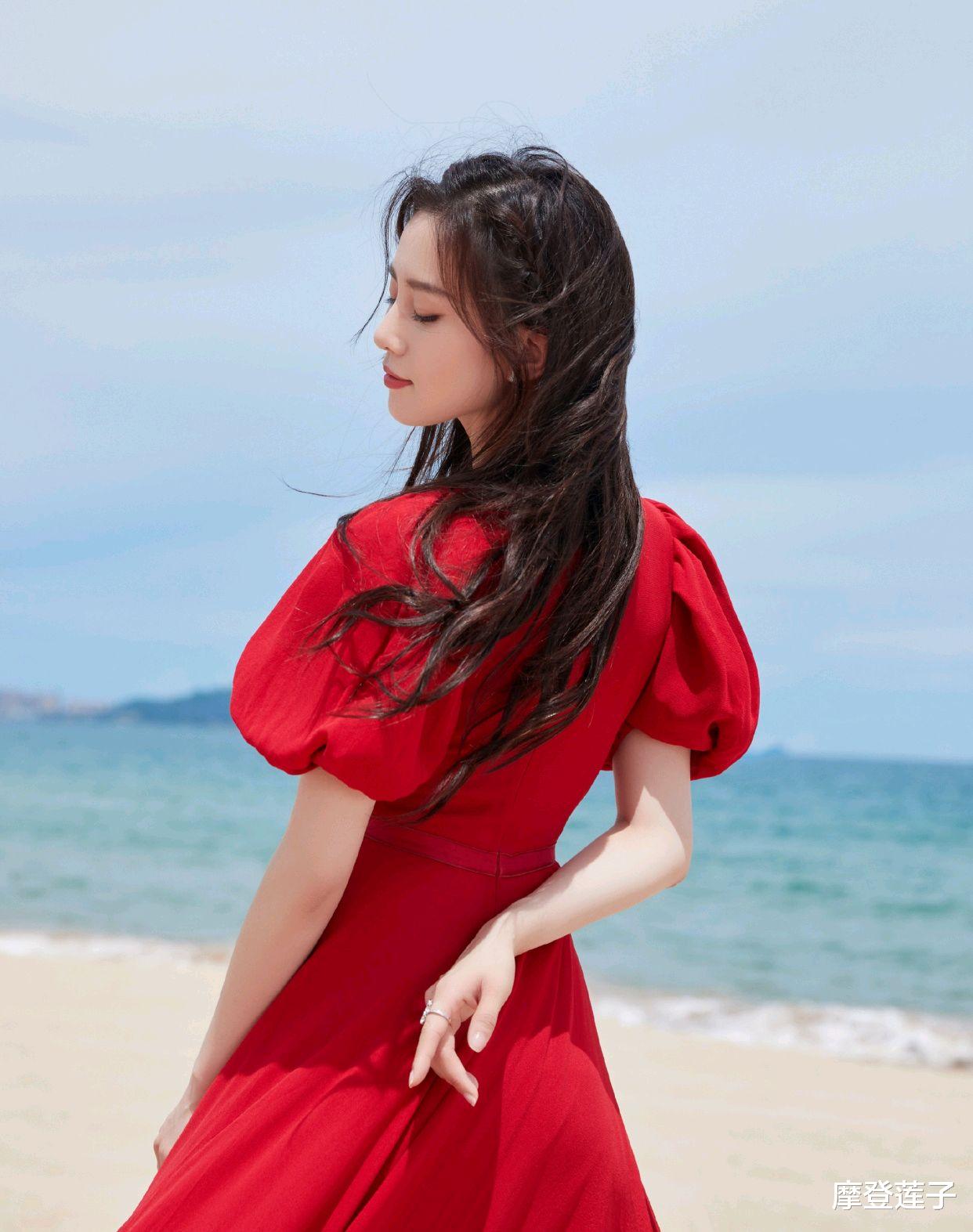 劉詩詩沙灘照好驚艷，身穿紅色雪紡連衣裙，美成一道亮麗的風景線-圖5