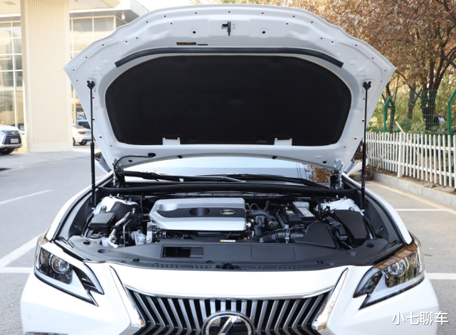 [雷克萨斯es200]雷克萨斯ES2020款，比宝马5系更帅气，车长近5米，百公里油耗4.2L