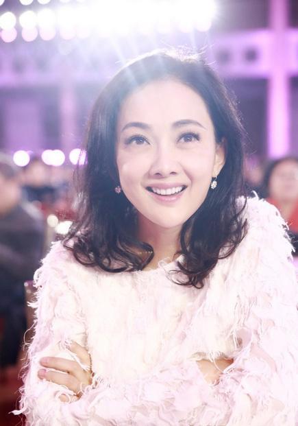 牛莉|13岁夺冠，8登春晚，24岁嫁豪门，42岁获得影后，今47岁活成少女