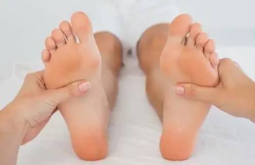 【肝脏】睡前这样拍拍脚,存五藏助长寿,胜泡10次脚!